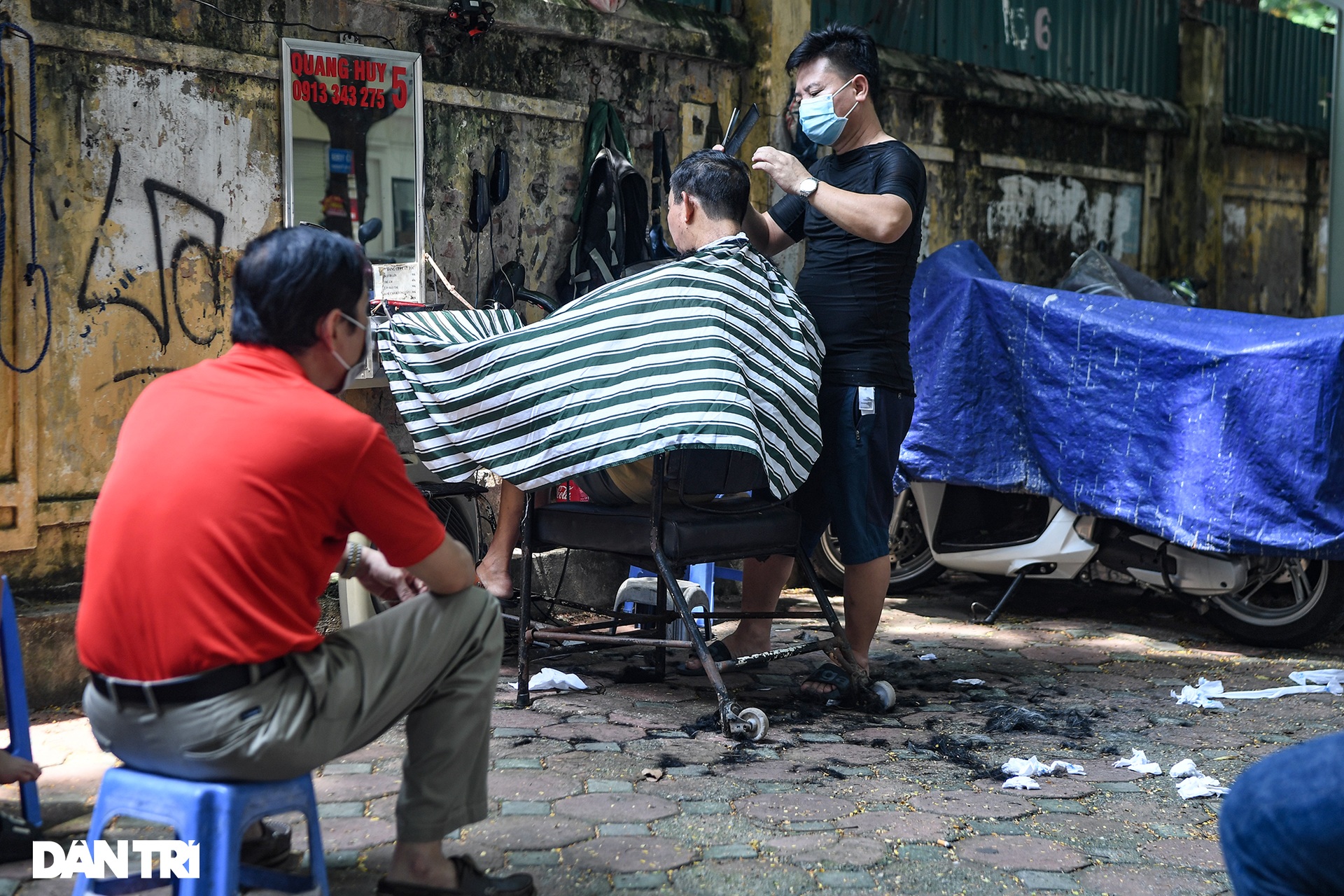 Người dân ở Hà Nội đổ xô đi cắt tóc sau 2 tháng giãn cách xã hội - 11 Người dân ở Hà Nội đổ xô đi cắt tóc sau 2 tháng giãn cách xã hội - 11