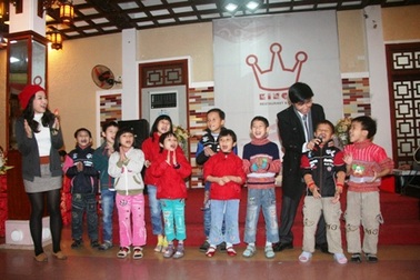 Trẻ em mồ côi, đường phố với đêm cuối năm ấm áp