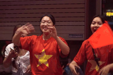 Người dân reo hò khi đoàn xe diễu binh tiến vào trung tâm Hà Nội