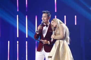 Ca sỹ Thanh Hà phớt lờ bồ trẻ, ôm vai bá cổ Nguyên Khang