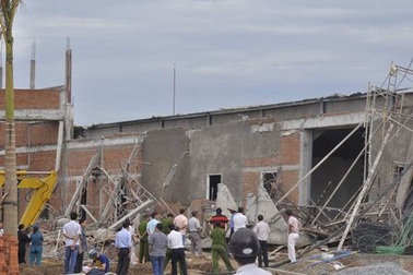 Sập công trình trung tâm hội nghị, 1 người chết, 4 người bị thương