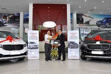 Giá ô tô liên tục giảm, dại gì "bắt dao rơi"?