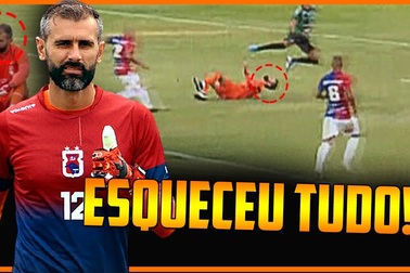 Lĩnh trọn cú đá vào đầu, thủ môn bị... mất trí nhớ