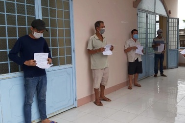 Giữa mùa dịch, vào vườn chôm chôm đánh bạc, 4 người bị phạt 66 triệu đồng