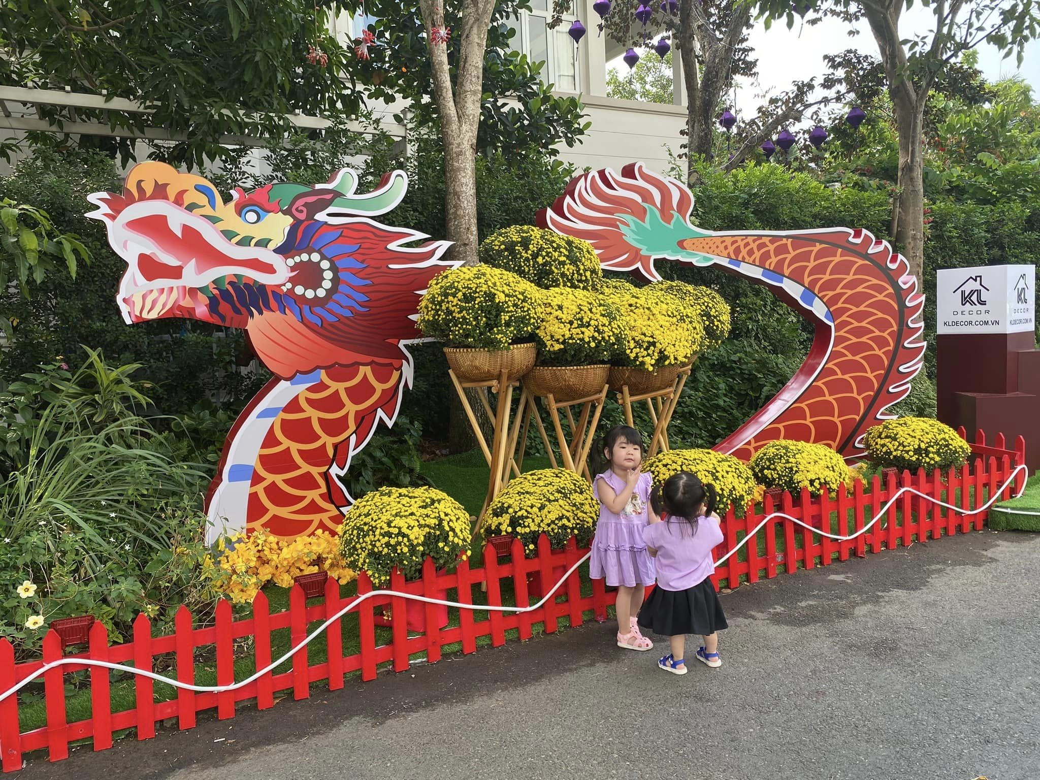 Chị em cùng nhau du Xuân