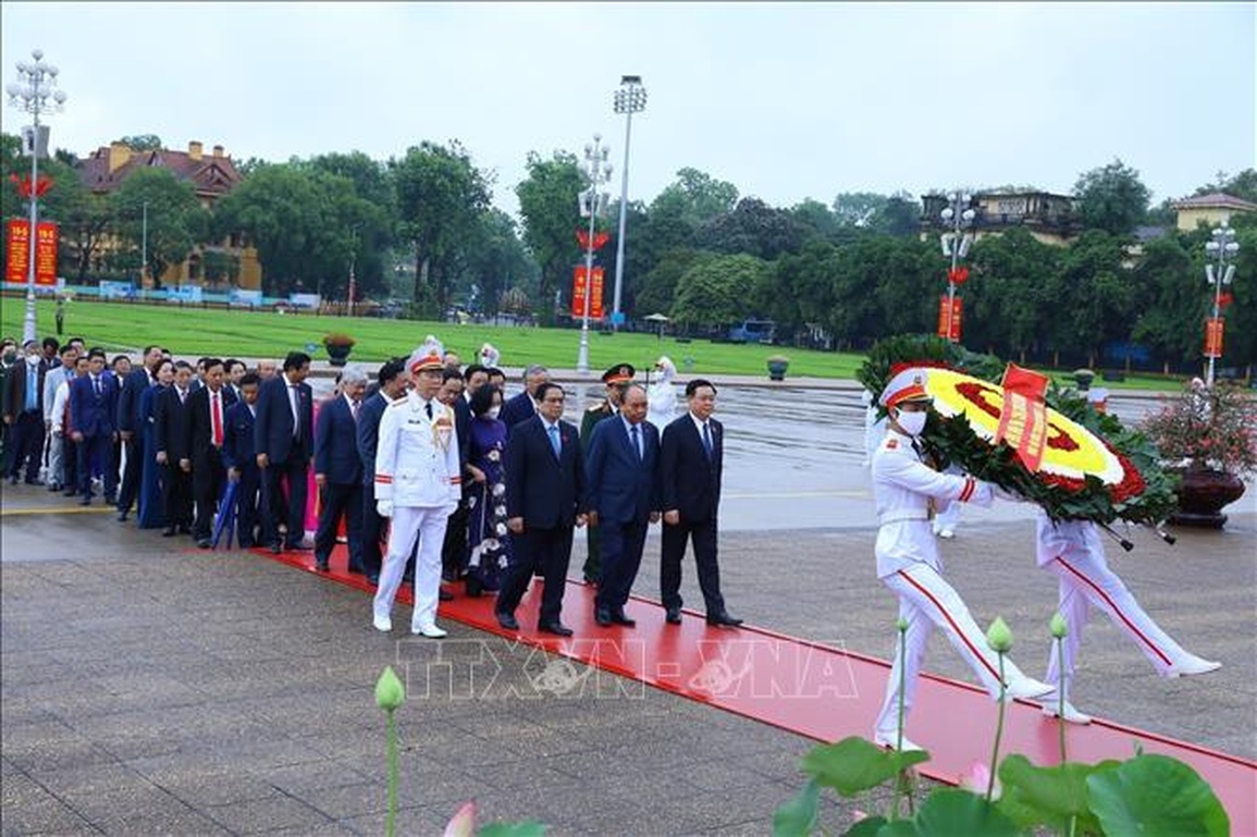 Đại biểu dự họp Quốc hội vào Lăng viếng Chủ tịch Hồ Chí Minh - 1 Đại biểu dự họp Quốc hội vào Lăng viếng Chủ tịch Hồ Chí Minh - 1