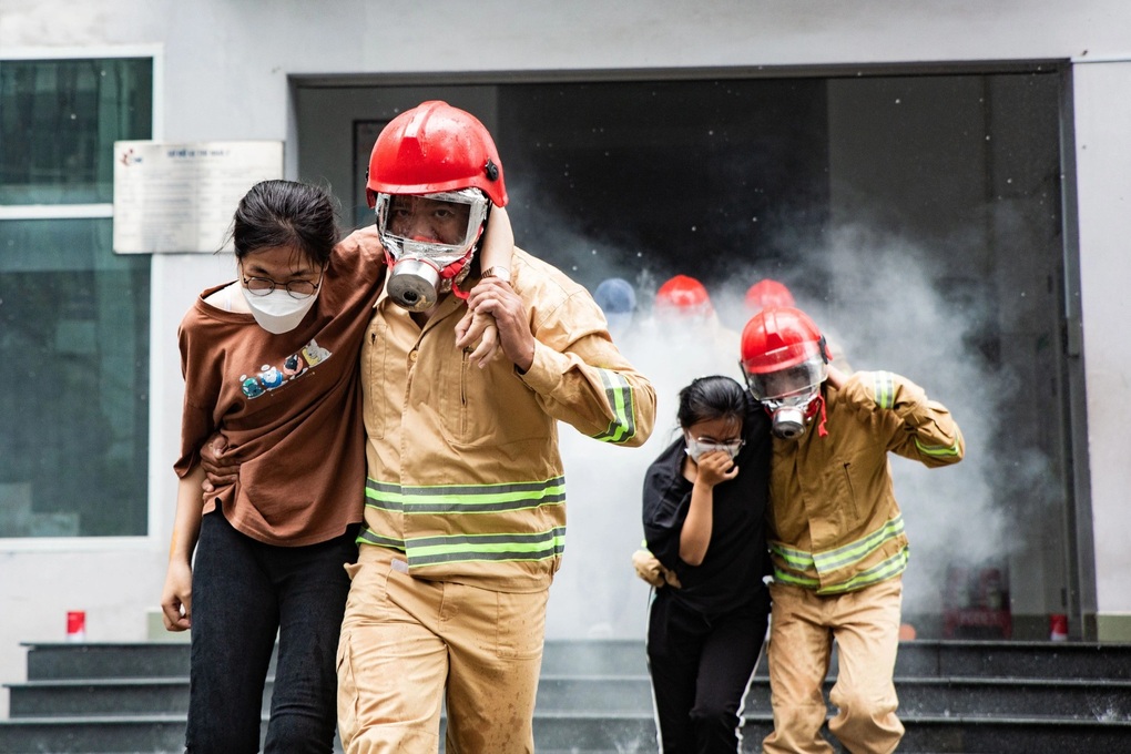 Cháy giả định tại trường đại học, hàng chục sinh viên được giải cứu - 1 Cháy giả định tại trường đại học, hàng chục sinh viên được giải cứu - 1