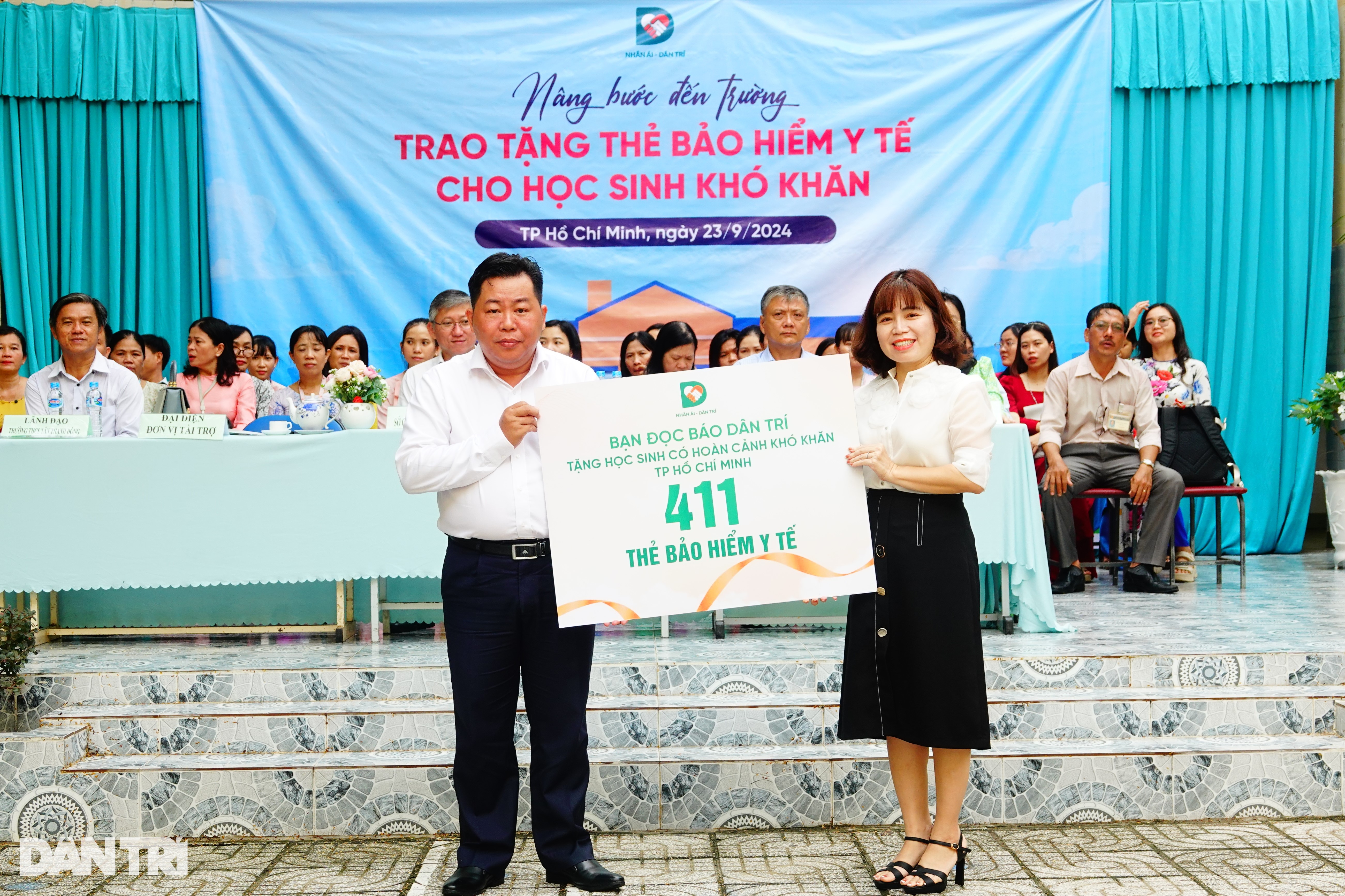 View - Báo Dân trí trao 411 thẻ bảo hiểm y tế tới học sinh khó khăn huyện Củ Chi | Báo Dân trí