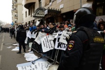 Sứ quán Thổ Nhĩ Kỳ tại Nga hứng “cơn mưa” trứng và đá