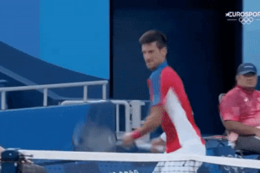 Novak Djokovic nói gì sau màn đập gãy vợt như "quân thù"?