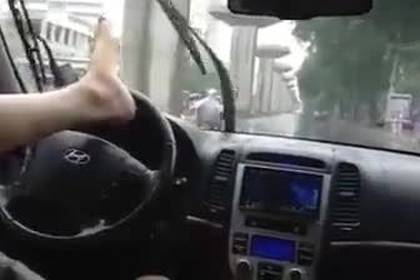 Hà Nội: Nam thanh niên lái xe ô tô bằng… chân