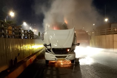 Xe đầu kéo container bốc cháy tại khu vực hầm chui ở TPHCM