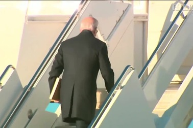 Tổng thống Biden vấp khi bước lên Không Lực Một