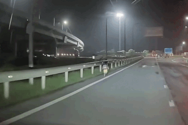 Cháu bé nửa đêm chạy trên cao tốc, hành động của tài xế nhận lời khen