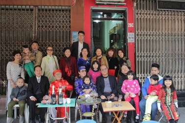 Độc đáo gia đình “tứ đại đồng đường” kể chuyện giữ nếp nhà bằng ảnh