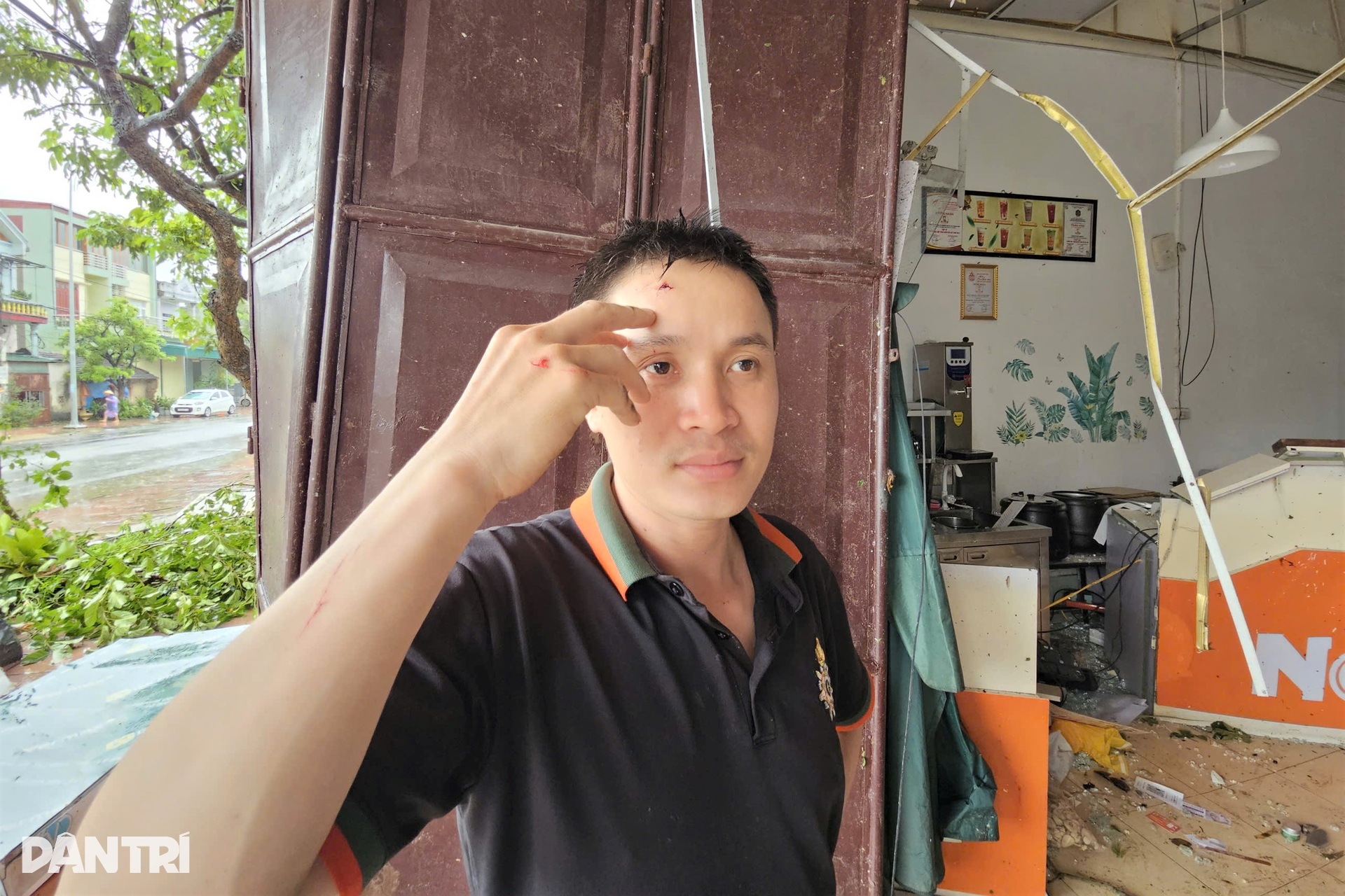 Lốc xoáy ập đến vò nát nhiều căn nhà, người dân không kịp trở tay - 7 Lốc xoáy ập đến vò nát nhiều căn nhà, người dân không kịp trở tay - 7