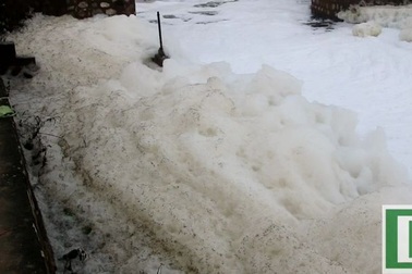 Người dân điêu đứng vì kênh tưới tiêu nổi bọt trắng xóa, bốc mùi hôi thối