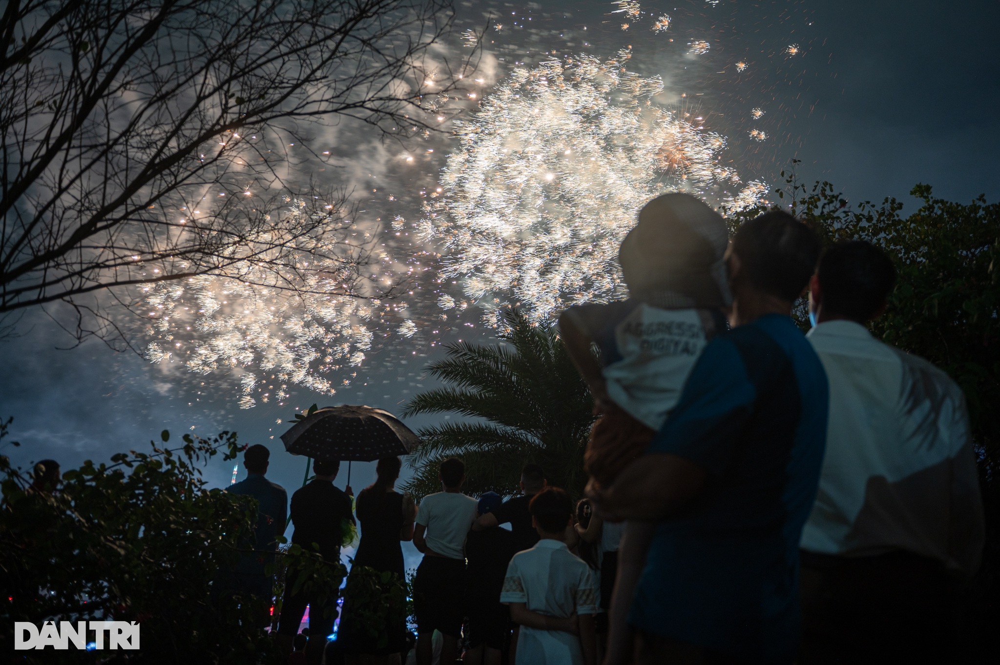 Hàng vạn người đội mưa xem pháo hoa ở Phú Thọ dịp Giỗ Tổ Hùng Vương - 11