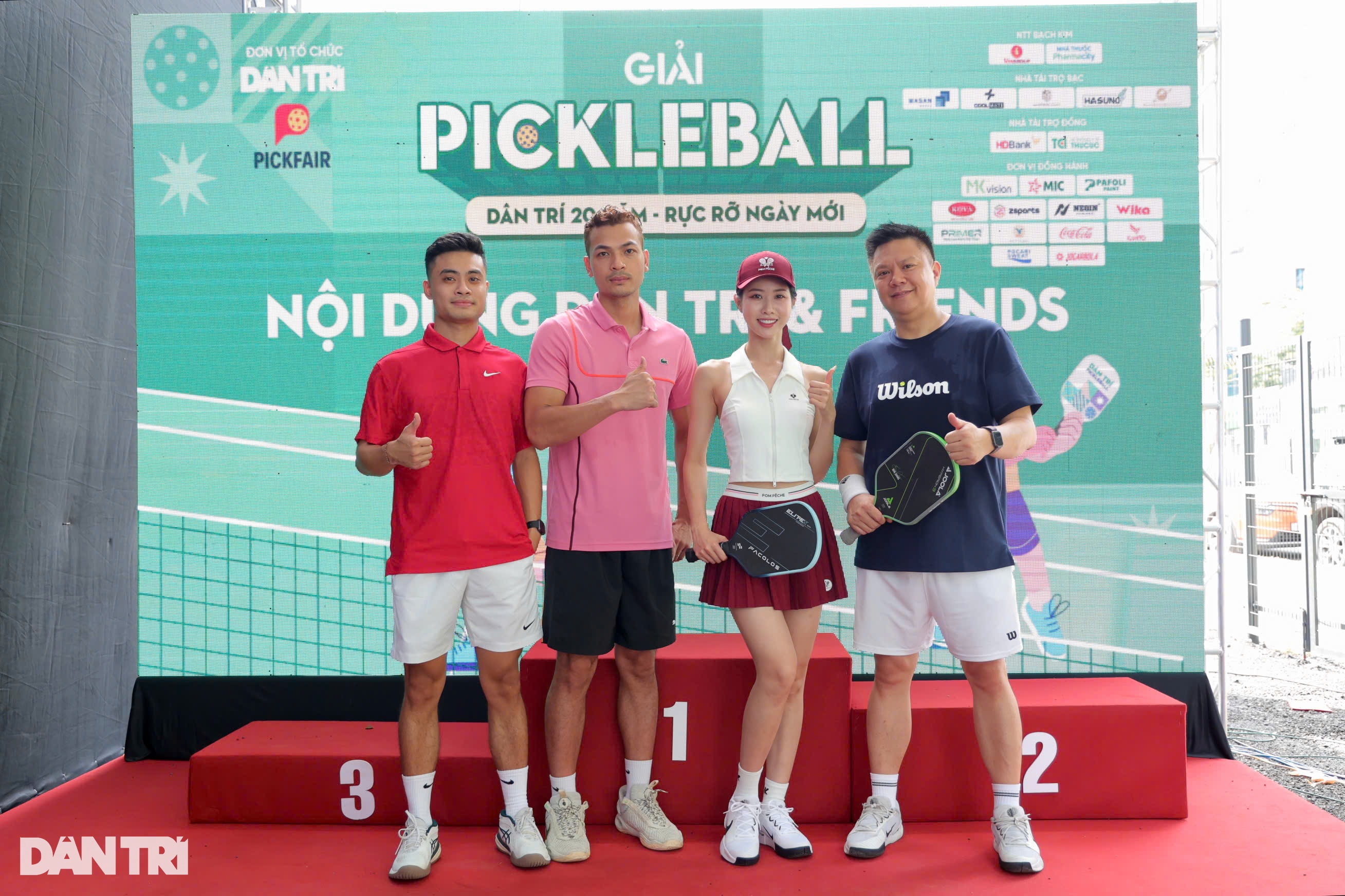 Vũ Tuấn Việt được bà xã cổ vũ, thi đấu hết mình giải pickleball Dân trí - 1 Vũ Tuấn Việt được bà xã cổ vũ, thi đấu hết mình giải pickleball Dân trí