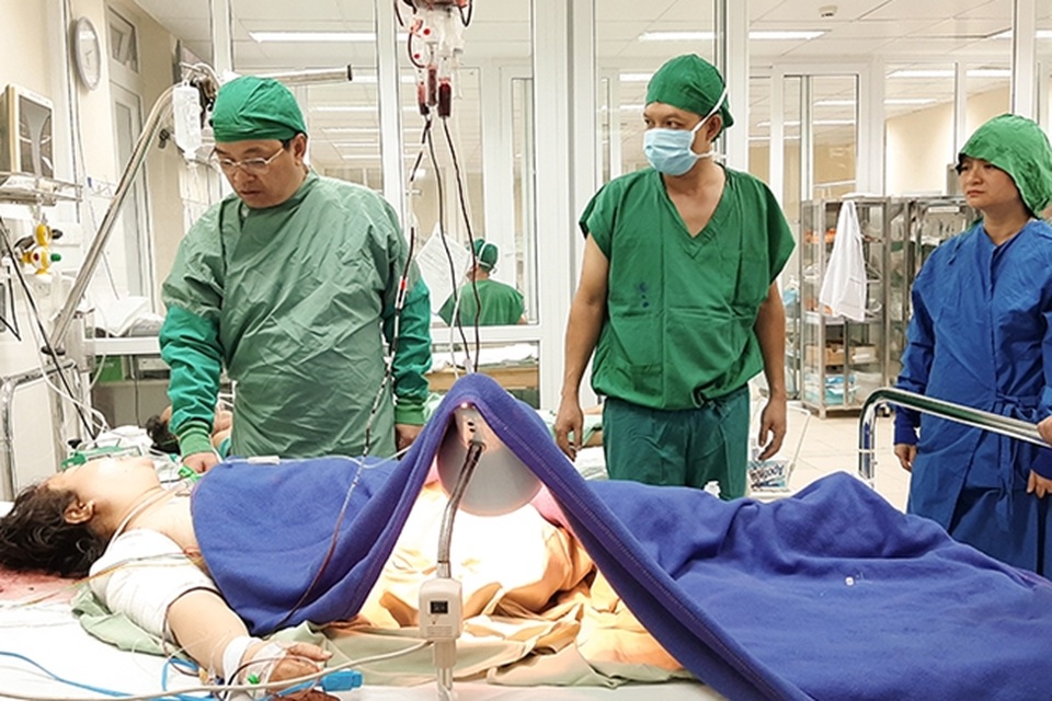 Cảnh khốn cùng của 2 mẹ con bị đá tảng lăn từ trên núi đè - 3 Cảnh khốn cùng của 2 mẹ con bị đá tảng lăn từ trên núi đè - 3