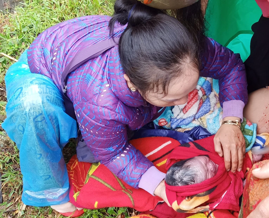 Bé gái người Cor chào đời bên vệ đường giữa cơn mưa rừng - 1 Bé gái người Cor chào đời bên vệ đường giữa cơn mưa rừng - 1