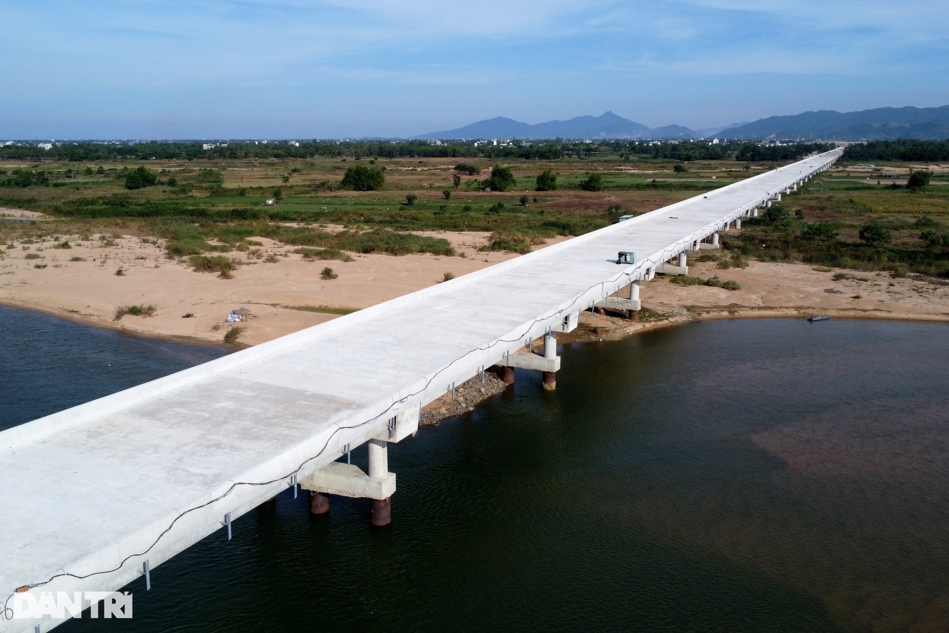 Công trường cao tốc Chí Thạnh - Vân Phong những ngày nghỉ lễ - 10 Công trường cao tốc Chí Thạnh - Vân Phong những ngày nghỉ lễ - 10