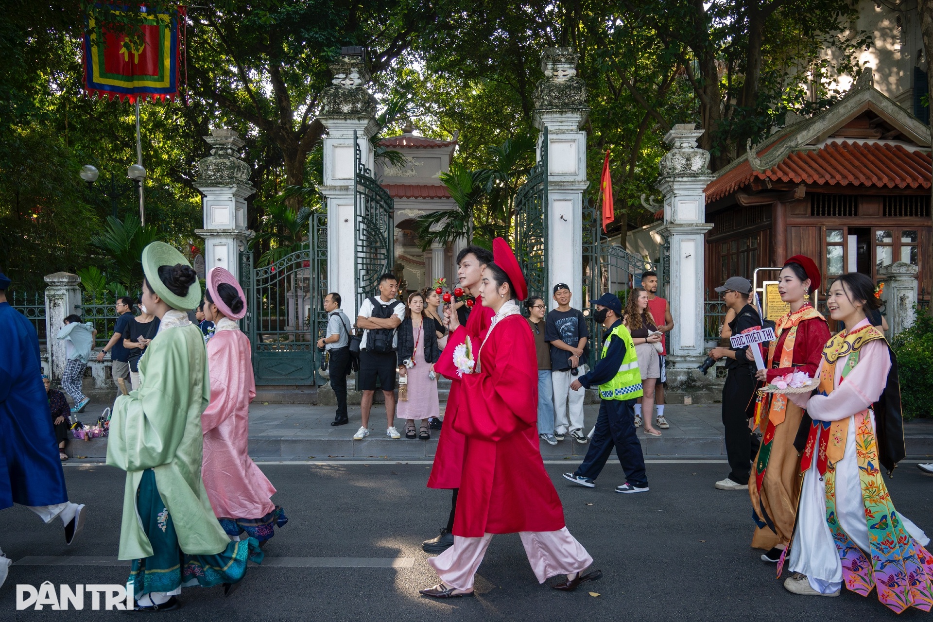 Hơn 1.000 người diễu hành cổ phục, khoe sắc rực rỡ quanh hồ Hoàn Kiếm - 10