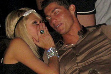 Paris Hilton “quấn” lấy Cristiano Ronaldo