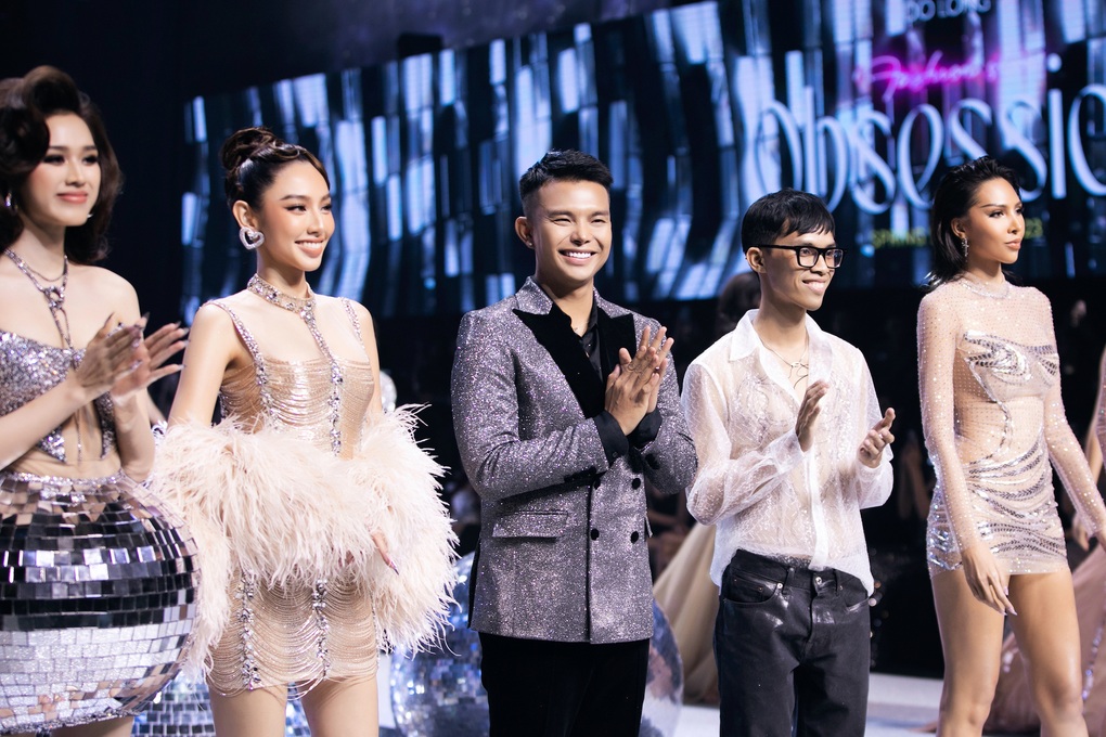 Hoa hậu Thiên Ân catwalk cùng dàn vũ công nam 6 múi gây chú ý - 14 Hoa hậu Thiên Ân catwalk cùng dàn vũ công nam 6 múi gây chú ý - 14