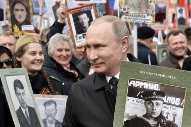 Ông Putin nhớ về cha mẹ trong cuộc diễu hành "Trung đoàn Bất tử"