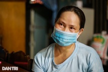 TPHCM: Mẹ đơn thân nuôi 2 con nhỏ khóc nghẹn khi nhận tiền hỗ trợ