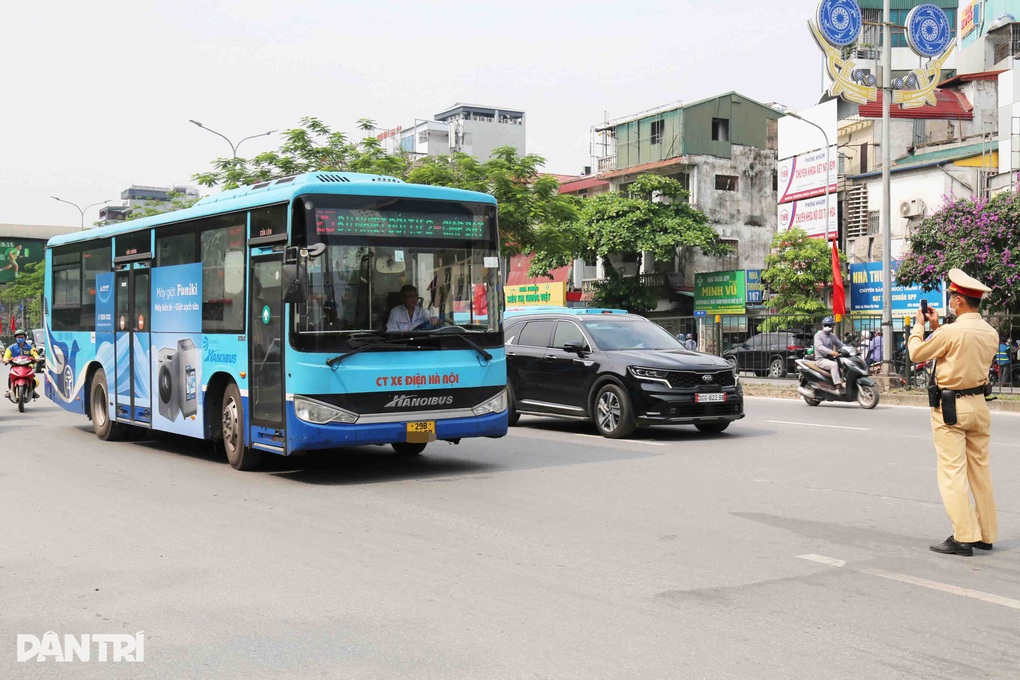 CSGT Hà Nội xử phạt tài xế xe buýt đón trả khách không đúng quy định - 2 CSGT Hà Nội xử phạt tài xế xe buýt đón trả khách không đúng quy định - 2