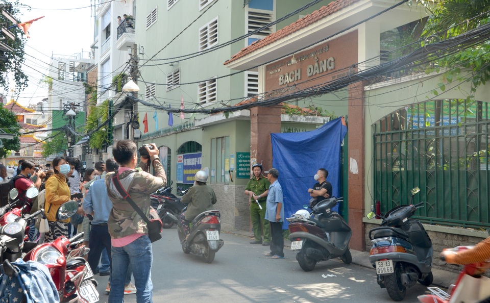 Vụ cây phượng đổ đè 13 học sinh: Phụ huynh rơi nước mắt ngóng con - 6 Vụ cây phượng đổ đè 13 học sinh: Phụ huynh rơi nước mắt ngóng con - 6