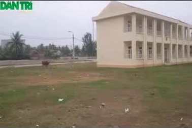 Trường mới bỏ hoang, học sinh học trong trường sắp sập