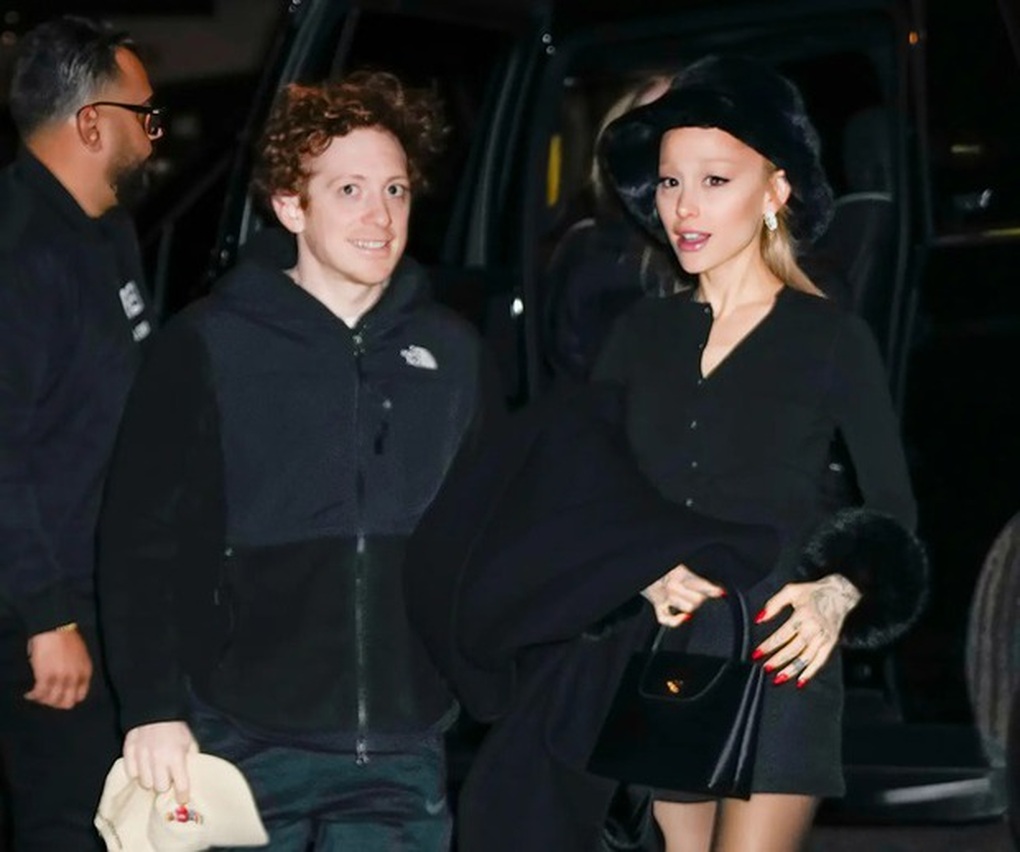 Ariana Grande gây phẫn nộ vì ca khúc mới, đáp trả làn sóng tẩy chay - 3 Ariana Grande gây phẫn nộ vì ca khúc mới, đáp trả làn sóng tẩy chay - 3