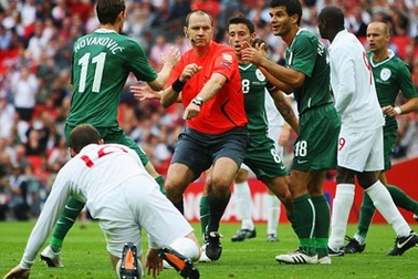 Rooney bị chỉ trích sau hành động “ăn vạ”