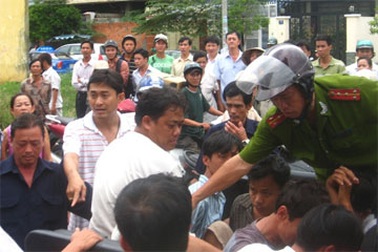 Phá trường gà trong khu Miếu Nổi