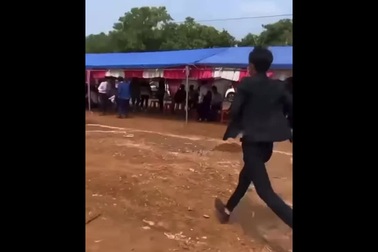 Xôn xao clip nhân viên môi giới bất động sản chạy chốt cọc đất