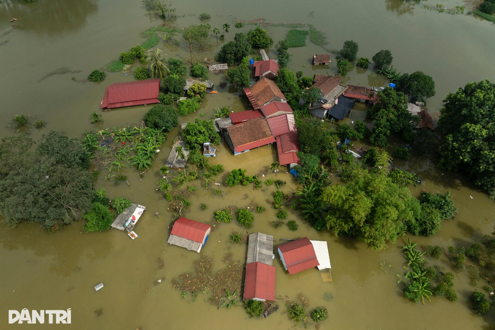 Khung cảnh xót xa với những mái nhà chìm sâu dưới dòng nước lũ - 7
