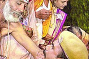 Phương pháp chữa bệnh kỳ quái: Nuốt cá sống