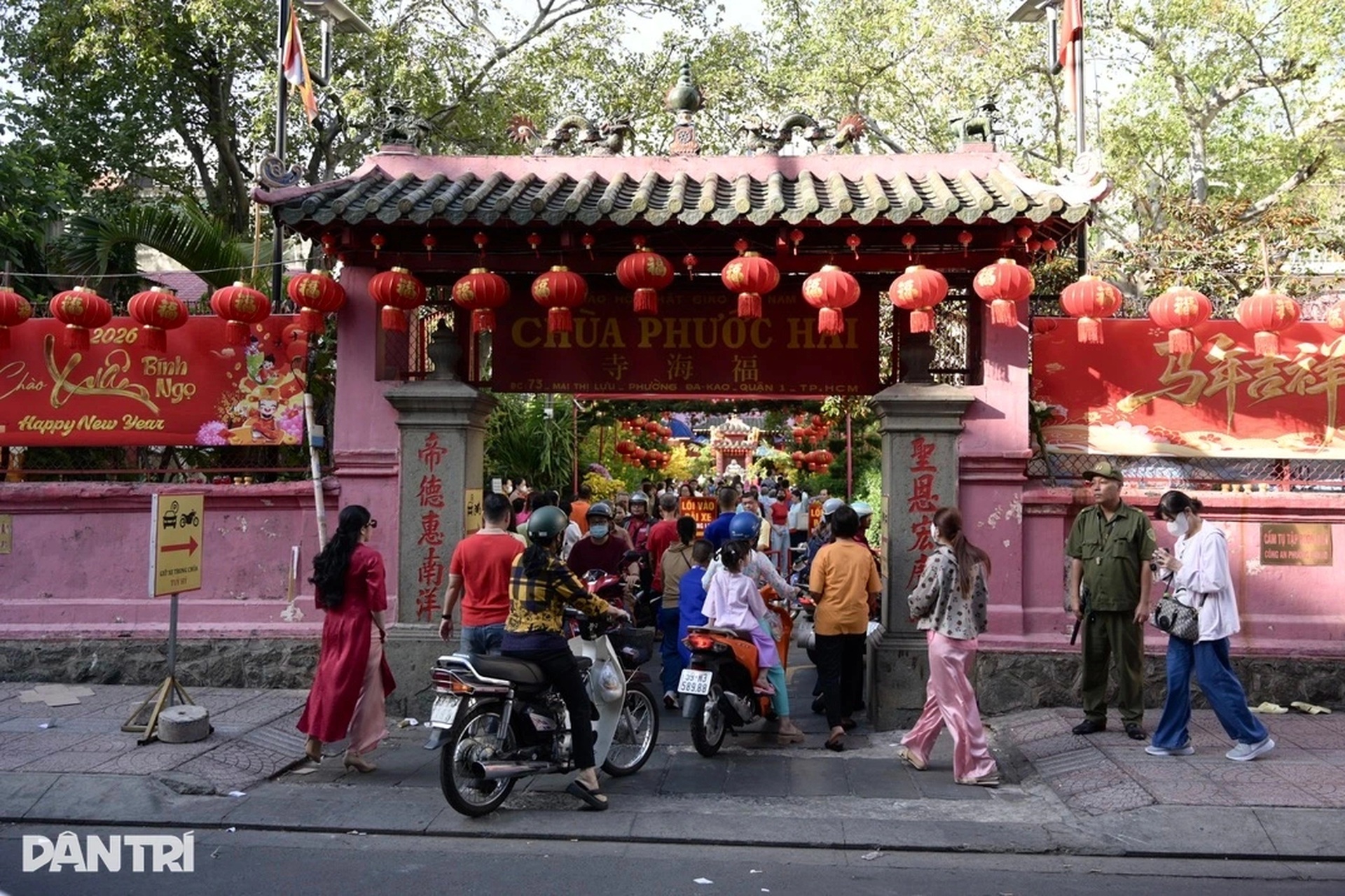 Chùa Ngọc Hoàng đông nghẹt người trong ngày đầu Xuân Bính Ngọ - 1