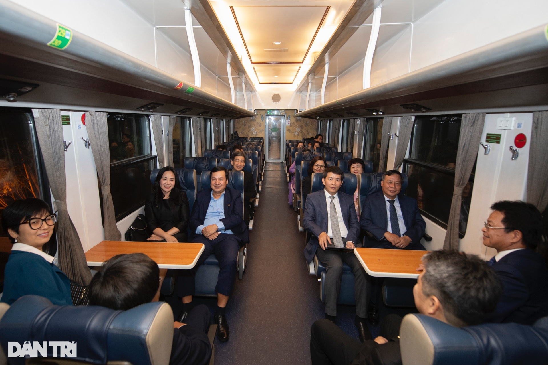 Chuyến tàu hỏa đặc biệt chạy 3km ở Hà Nội, khách được nghe đàn hát trên tàu - 3 Chuyến tàu hỏa đặc biệt chạy 3km ở Hà Nội, khách được nghe đàn hát trên tàu - 3
