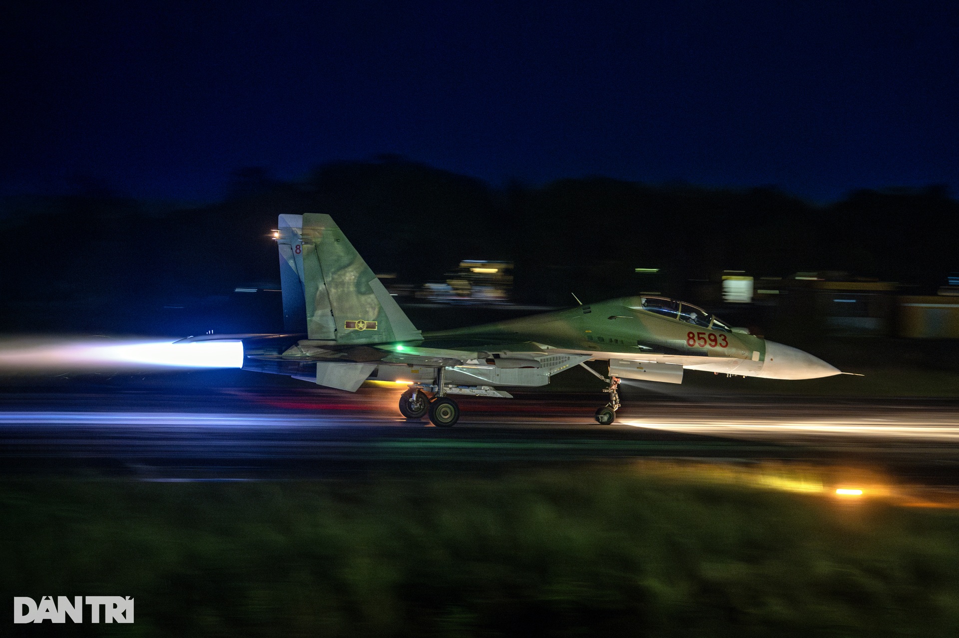 Chiêm ngưỡng hổ mang chúa SU-30MK2 xuất kích huấn luyện bay đêm - 13 Chiêm ngưỡng hổ mang chúa SU-30MK2 xuất kích huấn luyện bay đêm - 13