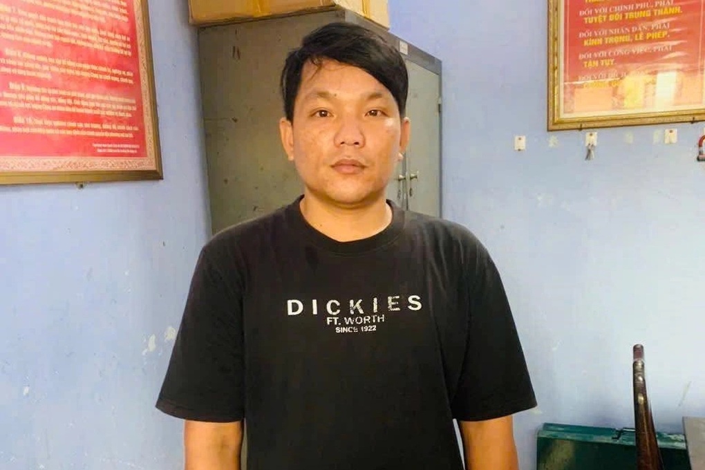 Vừa chôm túi xách của phụ nữ ngủ trên ô tô gặp ngay công an đi tuần - 3 Vừa chôm túi xách của phụ nữ ngủ trên ô tô gặp ngay công an đi tuần - 3
