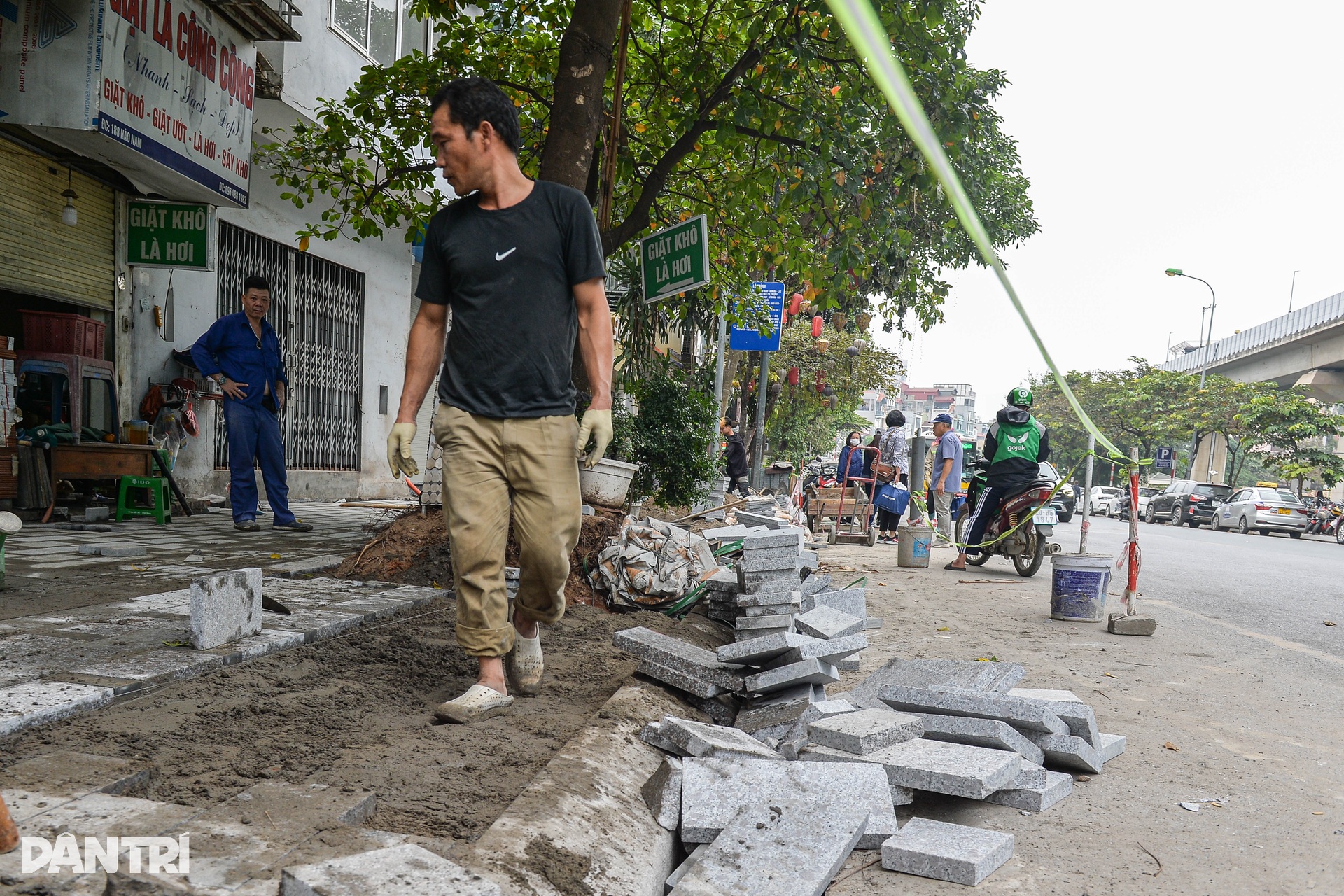 Dân Hà Nội khốn khổ vì bụi mù mịt, tiếng ồn inh tai từ lát đá vỉa hè - 1 Dân Hà Nội khốn khổ vì bụi mù mịt, tiếng ồn inh tai từ lát đá vỉa hè - 1