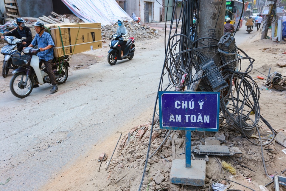 Rác trời “bủa vây” đường phố Hà Nội - 11 Rác trời “bủa vây” đường phố Hà Nội - 11