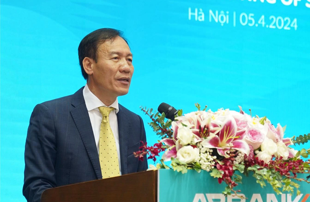 Chủ tịch ABBank mong cổ đông kiên nhẫn, muốn hái quả ngọt cần thời gian - 2 Chủ tịch ABBank mong cổ đông kiên nhẫn, muốn hái quả ngọt cần thời gian - 2