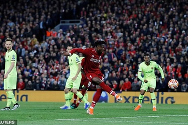 Hàng thủ Barcelona dính cú lừa vô cùng đau đớn