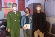 Người phụ nữ vui mừng nhận lại chiếc ví và sổ tiết kiệm 200 triệu đồng