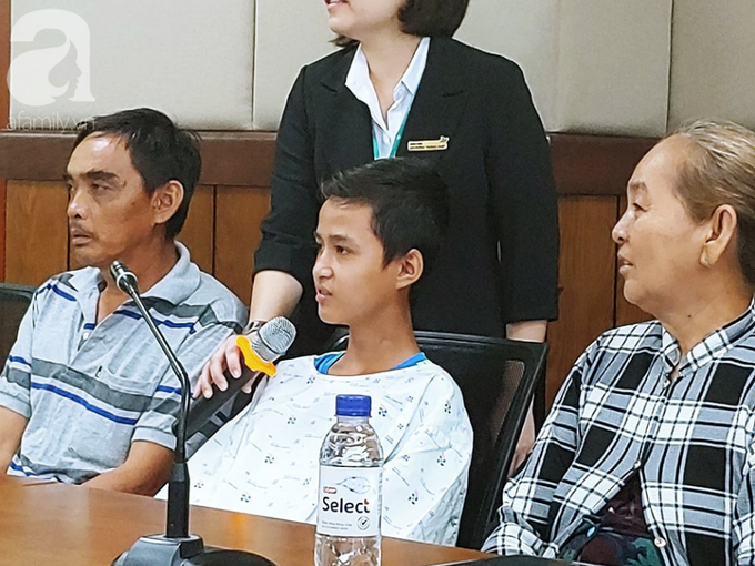 Ước mơ của bé trai bị máy cắt lúa đâm xuyên bụng khi đi làm nuôi cha tâm thần: Con muốn được đi học - Ảnh 1. Ước mơ của bé trai bị máy cắt lúa đâm xuyên bụng khi đi làm nuôi cha tâm thần: Con muốn được đi học - Ảnh 1.